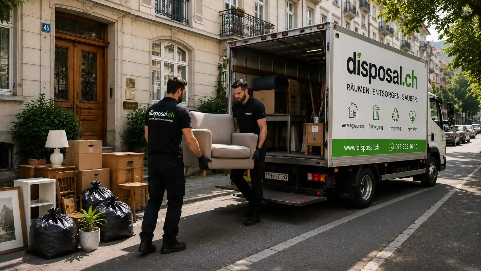 Professionelles Räumungsteam entfernt Möbel und Hausrat aus einer Wohnung in Zürich während einer Wohnungsräumung