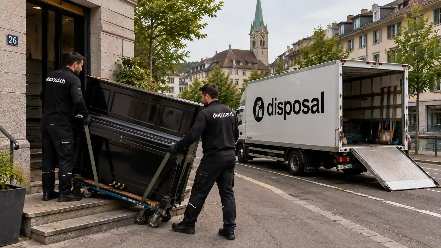Professioneller Klaviertransport in Zürich mit Spezialausrüstung für die sichere Entsorgung eines schweren Klaviers aus einem Wohngebäude.